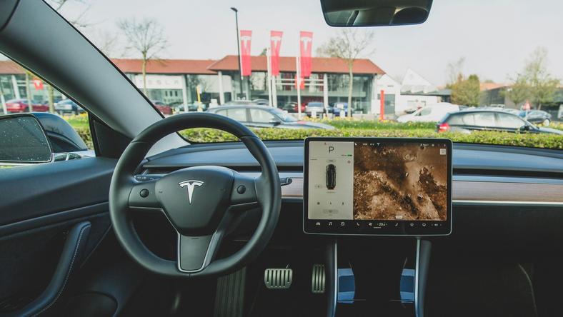 试驾特斯拉FSD,我们发现了七大不足